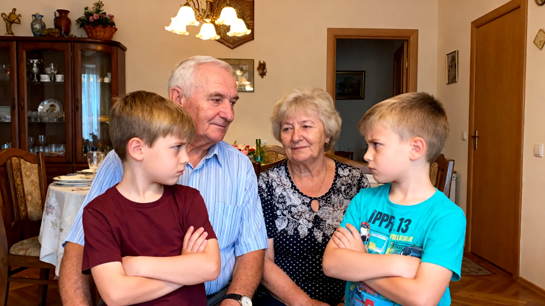 Dziadkowie borykają się z zarządzaniem zazdrością i rywalizacją między wnukami, co prowadzi do konfliktów podczas wspólnych spotkań rodzinnych i trudności w budowaniu harmonijnych relacji."