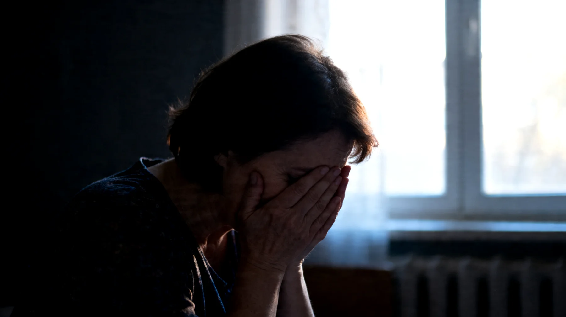 Mama młodego dorosłego dziecka odczuwa silne poczucie winy związane z decyzjami wychowawczymi podjętymi w przeszłości, obwiniając się za obecne trudności swojego dorosłego dziecka i zastanawiając się, czy mogła postąpić inaczej"